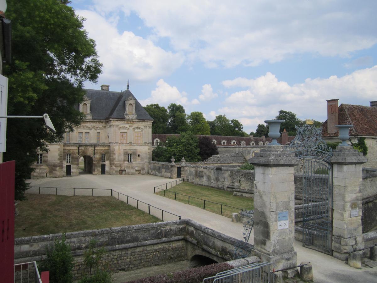 Отель La Basse Cour Tanlay Экстерьер фото